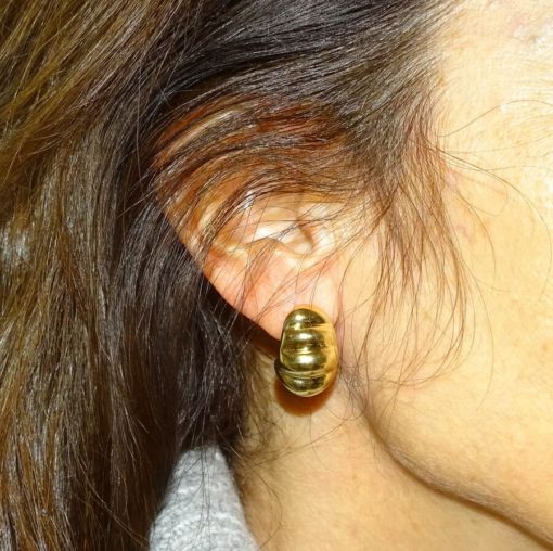 Preciosos y originales pendientes para mujer de oro amarillo de 18k con cierre omega grandes con montañas. - Imagen 2