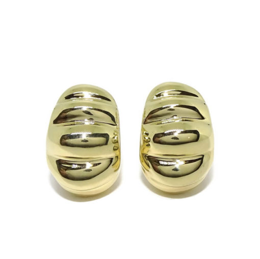 Preciosos y originales pendientes para mujer de oro amarillo de 18k con cierre omega grandes con montañas.
