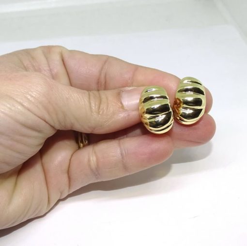 Preciosos y originales pendientes para mujer de oro amarillo de 18k con cierre omega grandes con montañas. - Imagen 4