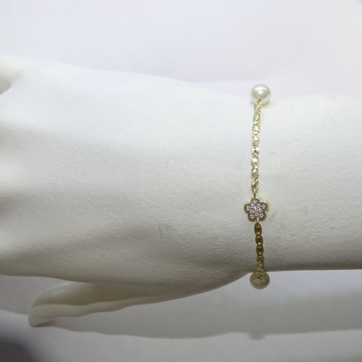 Pulsera de oro amarillo de 18k con flores, circonitas y perlas cultivadas para comunión. - Imagen 2