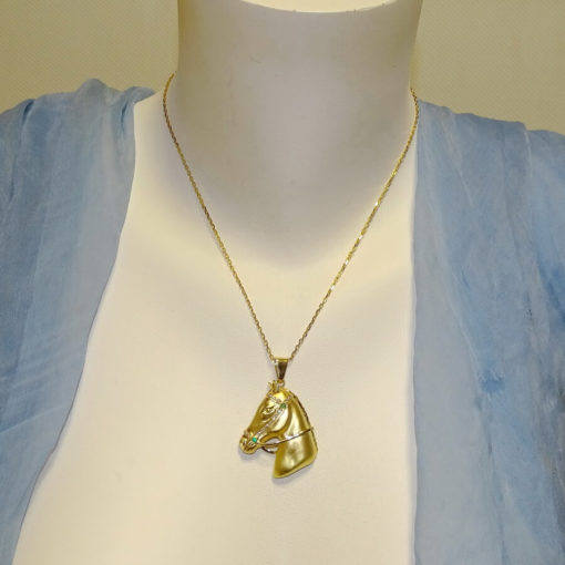 Collar Cabeza de caballo de oro amarillo de 18k con diamantes y esmeraldas. - Imagen 2
