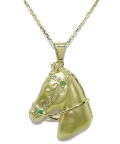 Collar Cabeza de caballo de oro amarillo de 18k con diamantes y esmeraldas.