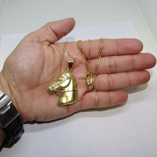 Collar Cabeza de caballo de oro amarillo de 18k con diamantes y esmeraldas. - Imagen 4