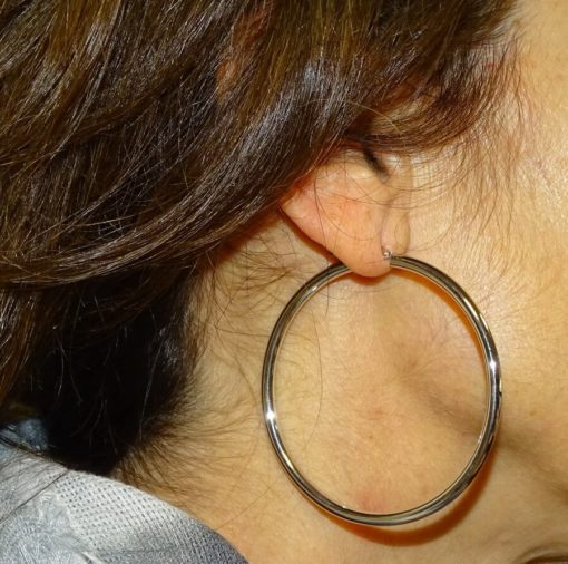 Pendientes tipo aro grandes de oro blanco de 18K de 3mm de ancho por 5.70cm de diámetro exterior - Imagen 2