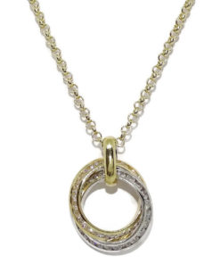 Colgante doble alianza fijas con circonitas en oro amarillo y oro blanco de 18k.