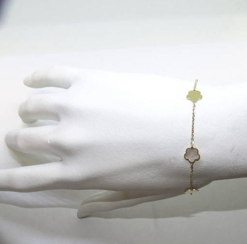 Pulsera de Oro Amarillo de 18k con 5 flores de 7mm de diámetro, 3 de oro y nácar y 2 oro liso. - Imagen 2