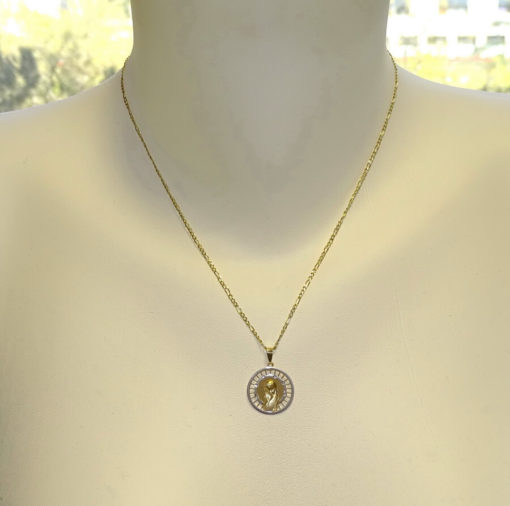 Collar con medalla de la Virgen Niña de oro amarillo y oro blanco de 18K con circonitas de oro de 18k pensada para comunión. - Imagen 2