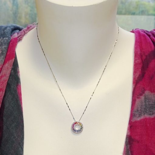 Colgante para mujer con diamantes y zafiros de color certificados montados en oro blanco de 18k y cadena italiana maciza de 45cm. - Imagen 2