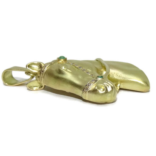 Cabeza de caballo de oro amarillo mate de 18k, hecha a mano, con diamantes y esmeraldas. - Imagen 7