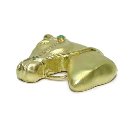 Cabeza de caballo de oro amarillo mate de 18k, hecha a mano, con diamantes y esmeraldas. - Imagen 6