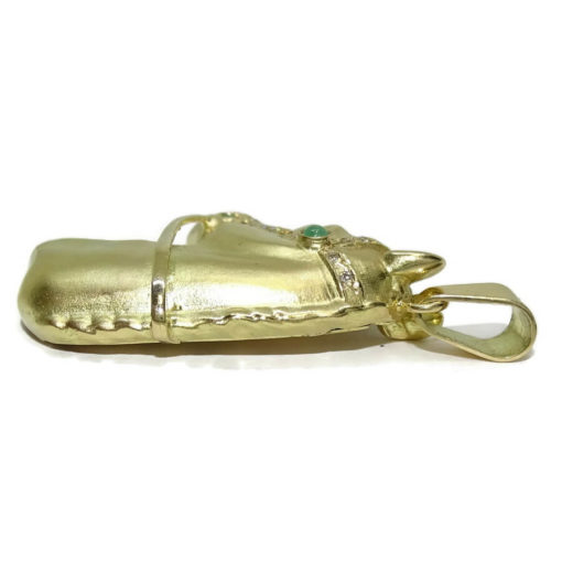 Cabeza de caballo de oro amarillo mate de 18k, hecha a mano, con diamantes y esmeraldas. - Imagen 5