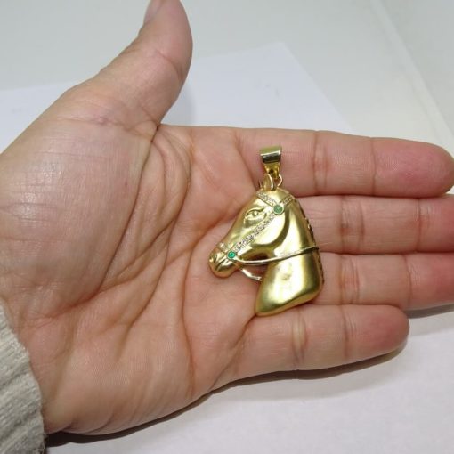 Cabeza de caballo de oro amarillo mate de 18k, hecha a mano, con diamantes y esmeraldas. - Imagen 2