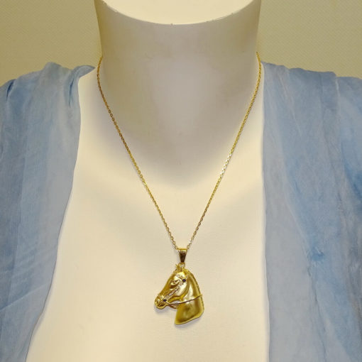 Collar cabeza de caballo de oro amarillo mate de 18k, hecha a mano, con diamantes y zafiros. - Imagen 2