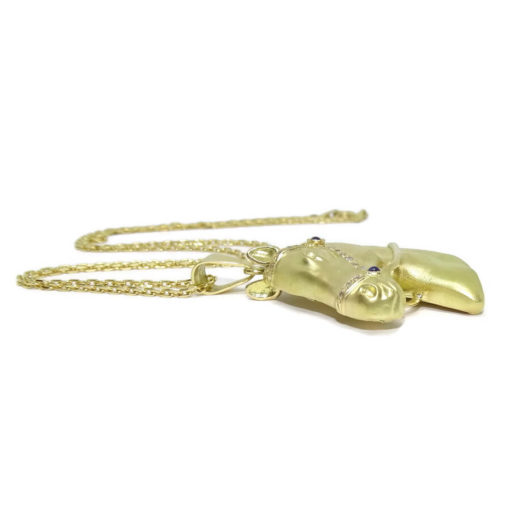 Collar cabeza de caballo de oro amarillo mate de 18k, hecha a mano, con diamantes y zafiros. - Imagen 4