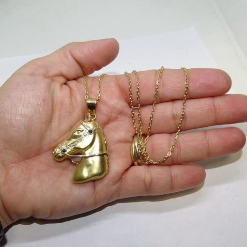 Collar cabeza de caballo de oro amarillo mate de 18k, hecha a mano, con diamantes y zafiros. - Imagen 6