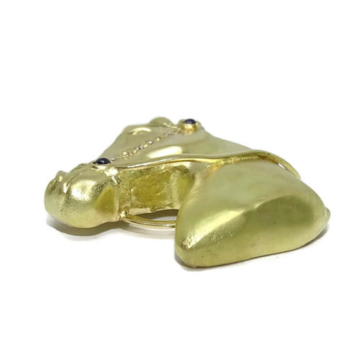 Cabeza de caballo de oro amarillo mate de 18k, hecha a mano, con diamantes y zafiros. - Imagen 4