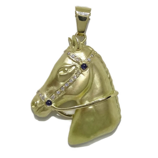 Cabeza de caballo de oro amarillo mate de 18k, hecha a mano, con diamantes y zafiros.
