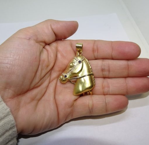 Cabeza de caballo de oro amarillo mate de 18k, hecha a mano, con diamantes y zafiros. - Imagen 2