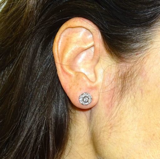 Preciosos pendientes de diamantes talla brillante de 0.67cts, montados en oro blanco de 18k con cierre presión de seguridad y 9mm de diámetro. - Imagen 2