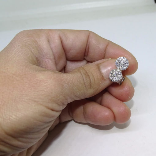Preciosos pendientes de diamantes talla brillante de 0.67cts, montados en oro blanco de 18k con cierre presión de seguridad y 9mm de diámetro. - Imagen 3