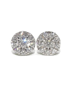 Preciosos pendientes de diamantes talla brillante de 0.67cts, montados en oro blanco de 18k con cierre presión de seguridad y 9mm de diámetro.