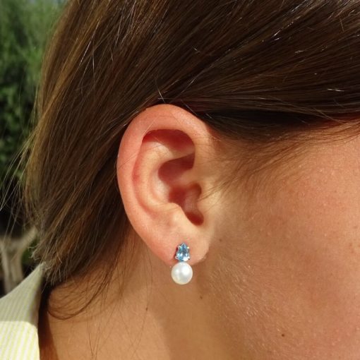 Pendientes con 2 topacios azules engastados con 4 garras en oro blanco de 18k y 2 perlas cultivadas de 7mm. - Imagen 2