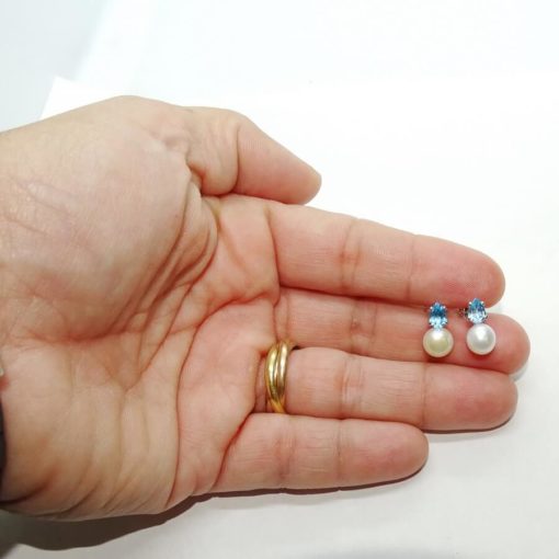 Pendientes con 2 topacios azules engastados con 4 garras en oro blanco de 18k y 2 perlas cultivadas de 7mm. - Imagen 4