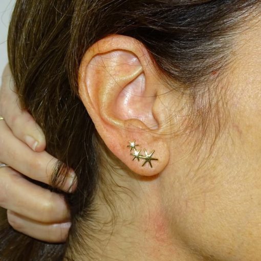 Pendiente trepador estrellas de oro amarillo 18k y pendientes estrella cierre presion para mujer todo de oro de 18k. - Imagen 2