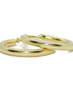 Pendientes aros de oro amarillo de 18K de 3mm de ancho por 2.50cm de diámetro exterior. Peso; 2.25gr de oro de 18k