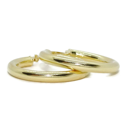 Pendientes aros de oro amarillo de 18K de 3mm de ancho por 2.50cm de diámetro exterior. Peso; 2.25gr de oro de 18k