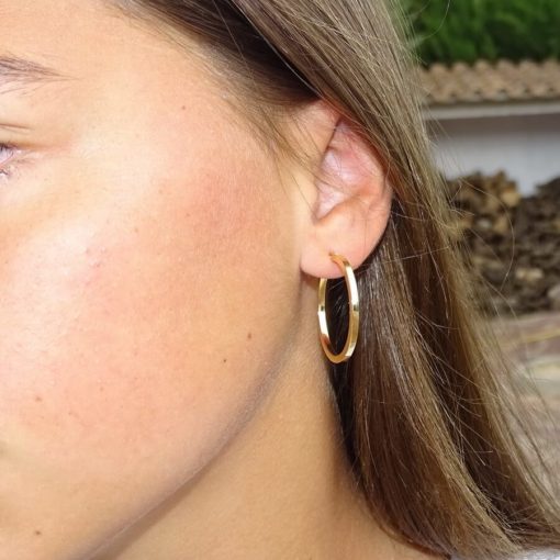 Pendientes aros de oro amarillo de 18k brillo de tubo cuadrado de 2mm de ancho y 2.80cm de diámetro exterior. Cierre fácil click Peso, 1.90gr - Imagen 2