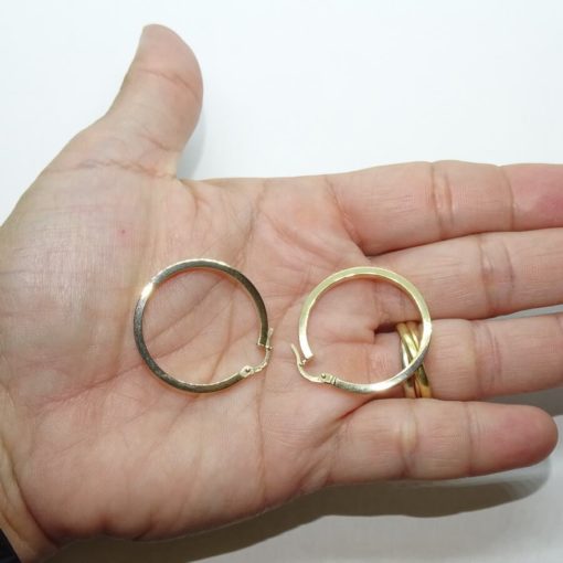 Pendientes aros de oro amarillo de 18k brillo de tubo cuadrado de 2mm de ancho y 2.80cm de diámetro exterior. Cierre fácil click Peso, 1.90gr - Imagen 4