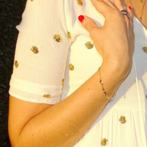 Pulsera de oro amarillo de 18k brillo para mujer con eslabones calados y ondulados. - Imagen 2