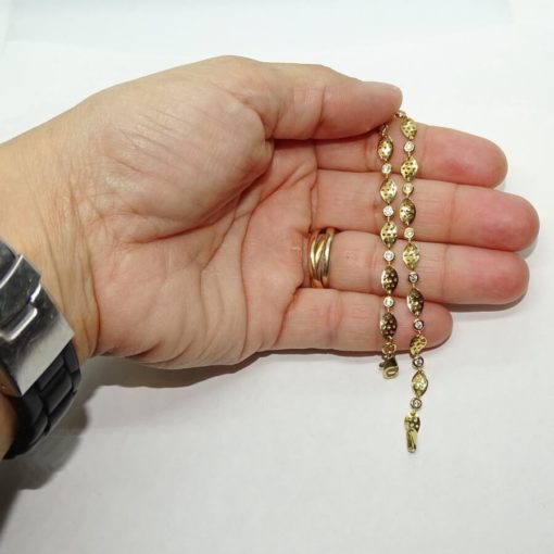 Pulsera de oro amarillo de 18k para mujer con circonitas engastadas en chatones redondos de 3mm y eslabones calados ondulados - Imagen 4