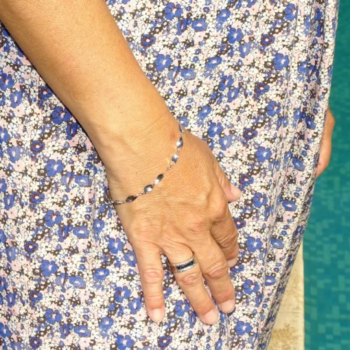 Pulsera de oro blanco de 18k para mujer de eslabones rizados con cuerpo de 19.00cm de larga y 4.00 mm de ancha. Cierre mosquetón. Peso, 2.60 gr de oro de 18K. - Imagen 2