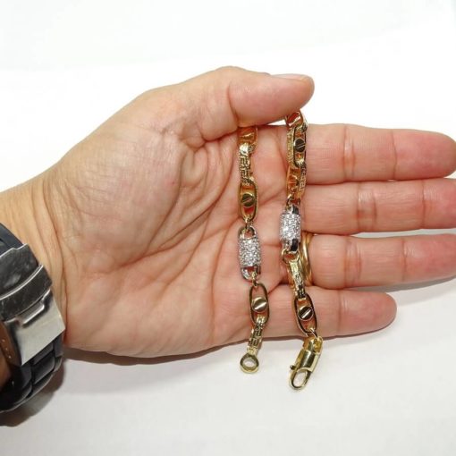Pulsera grande para hombre de oro amarillo y oro blanco de 18k con circonitas y cadena forzada con greca y detalle de tornillo. 19.60gr. - Imagen 4