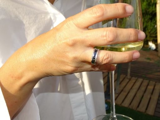 Anillo de oro blanco de 18k con 12 diamantes y 5 zafiros. - Imagen 2