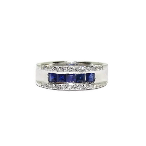 Anillo de oro blanco de 18k con 12 diamantes y 5 zafiros.