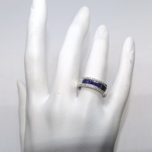 Anillo de oro blanco de 18k con 12 diamantes y 5 zafiros. - Imagen 7
