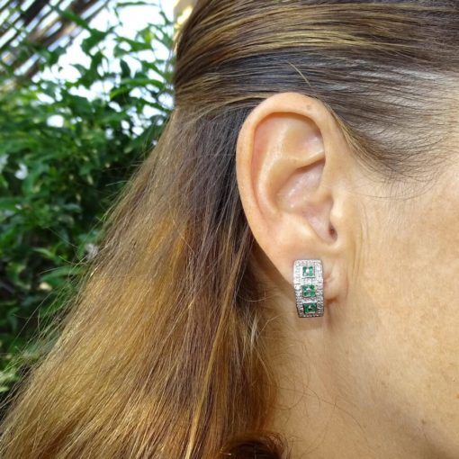 Impresionantes pendientes para mujer con 28 diamantes auténticos y 12 esmeraldas montados en oro blanco de 18k con cierre omega. Peso; 8.70gr de oro de 18k. - Imagen 2