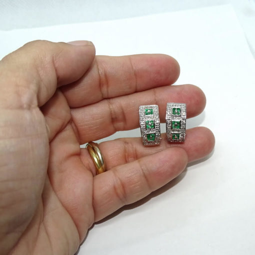 Impresionantes pendientes para mujer con 28 diamantes auténticos y 12 esmeraldas montados en oro blanco de 18k con cierre omega. Peso; 8.70gr de oro de 18k. - Imagen 3