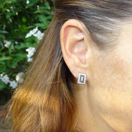 Preciosos pendientes de oro blanco de 18k con diamantes blancos y negros que pesan 1.05cts. - Imagen 2