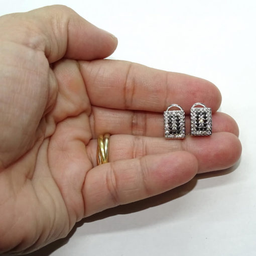 Preciosos pendientes de oro blanco de 18k con diamantes blancos y negros que pesan 1.05cts. - Imagen 4