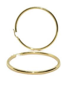 Pendientes aros de oro amarillo de 18Ktes de 3.00 mm de ancho por 5.70 cm de diámetro exterior. Peso; 5.10gr de oro de 1ª Ley Cierre fácil click