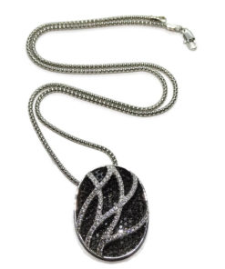 Collar de oro blanco de 18K con 4.85 cts de diamantes blancos y negros y cadena coreana