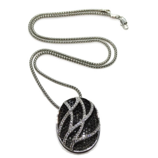 Collar de oro blanco de 18K con 4.85 cts de diamantes blancos y negros y cadena coreana
