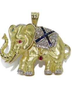 Impresionante elefante de oro amarillo de 18k con 0.53cts de diamantes, 1.04cts de zafiros, 0.15 cts de rubís y una esmeralda de 0.07cts. Peso; 27.35 gr de oro de 18k.