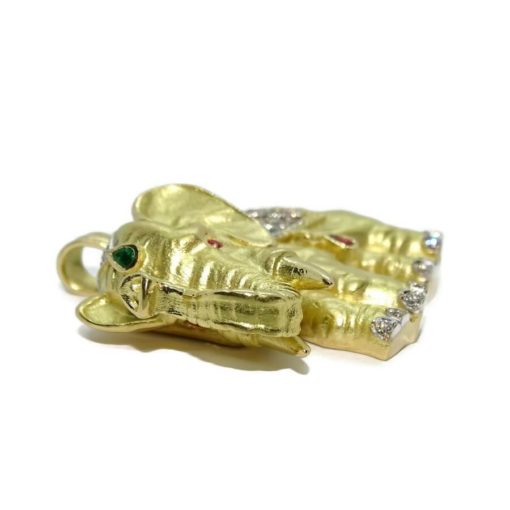 Impresionante elefante de oro amarillo de 18k con 0.53cts de diamantes, 1.04cts de zafiros, 0.15 cts de rubís y una esmeralda de 0.07cts. Peso; 27.35 gr de oro de 18k. - Imagen 8