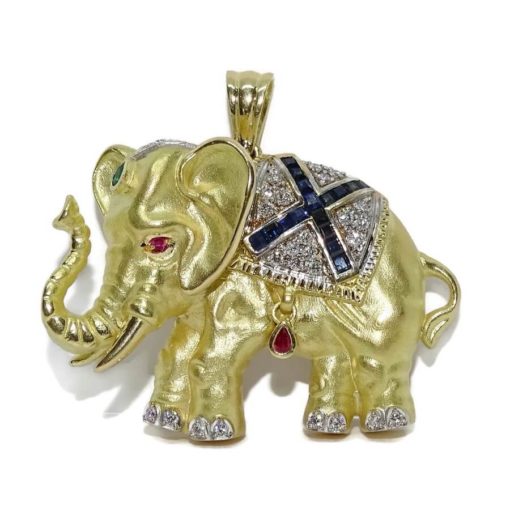 Impresionante elefante de oro amarillo de 18k con 0.53cts de diamantes, 1.04cts de zafiros, 0.15 cts de rubís y una esmeralda de 0.07cts. Peso; 27.35 gr de oro de 18k.