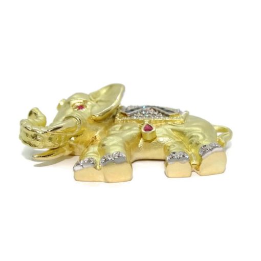 Impresionante elefante de oro amarillo de 18k con 0.53cts de diamantes, 1.04cts de zafiros, 0.15 cts de rubís y una esmeralda de 0.07cts. Peso; 27.35 gr de oro de 18k. - Imagen 5